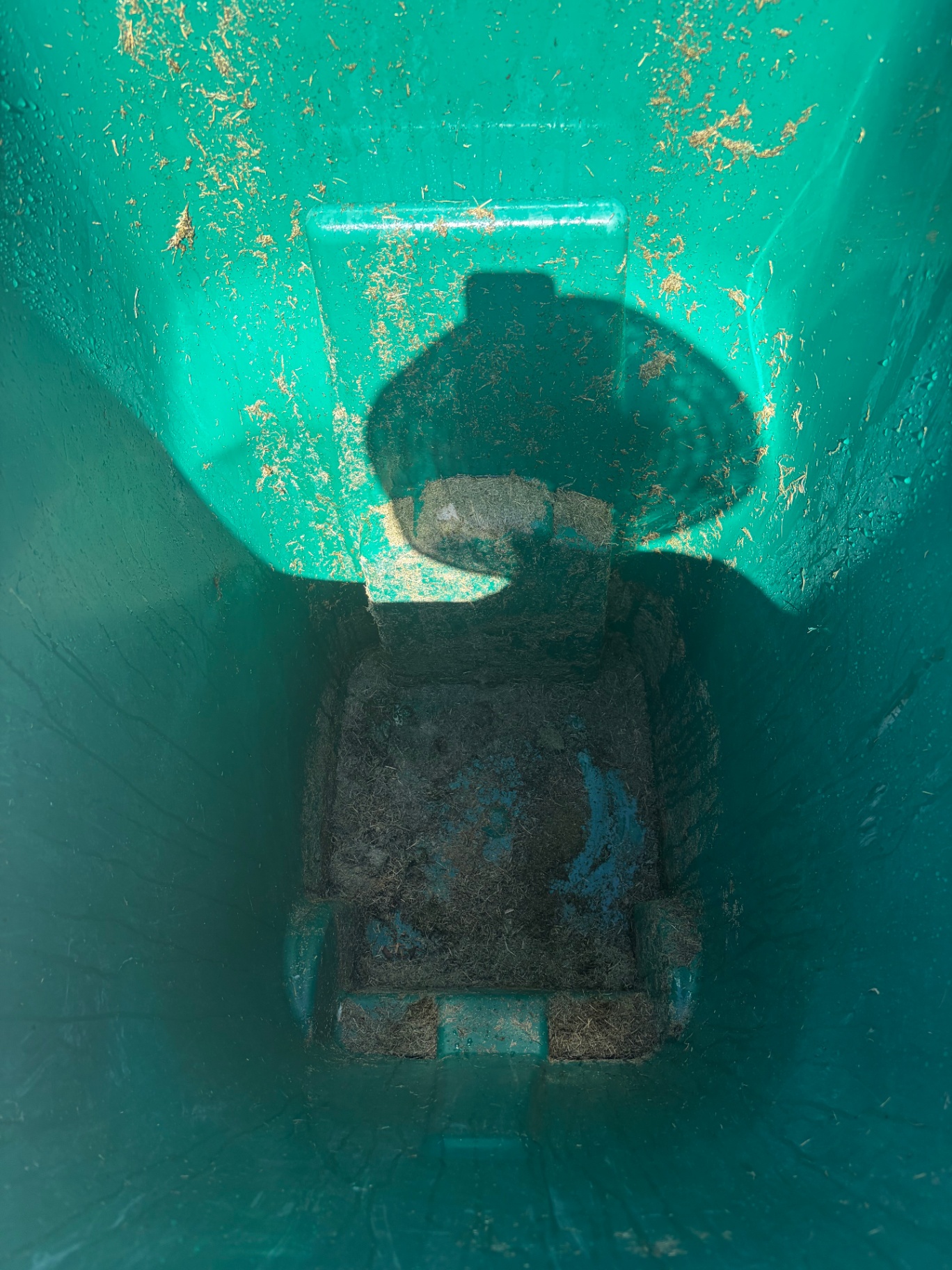 Trash bin before cleaning