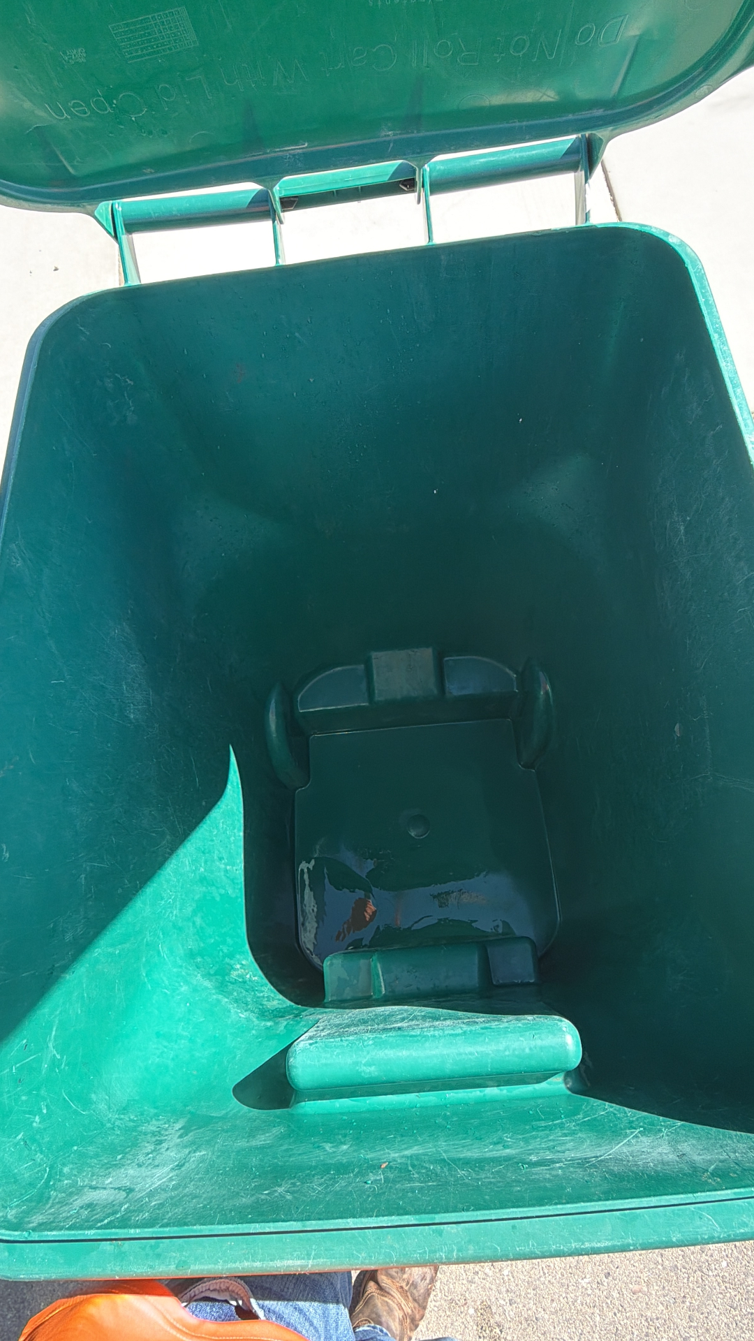 Trash bin after cleaning